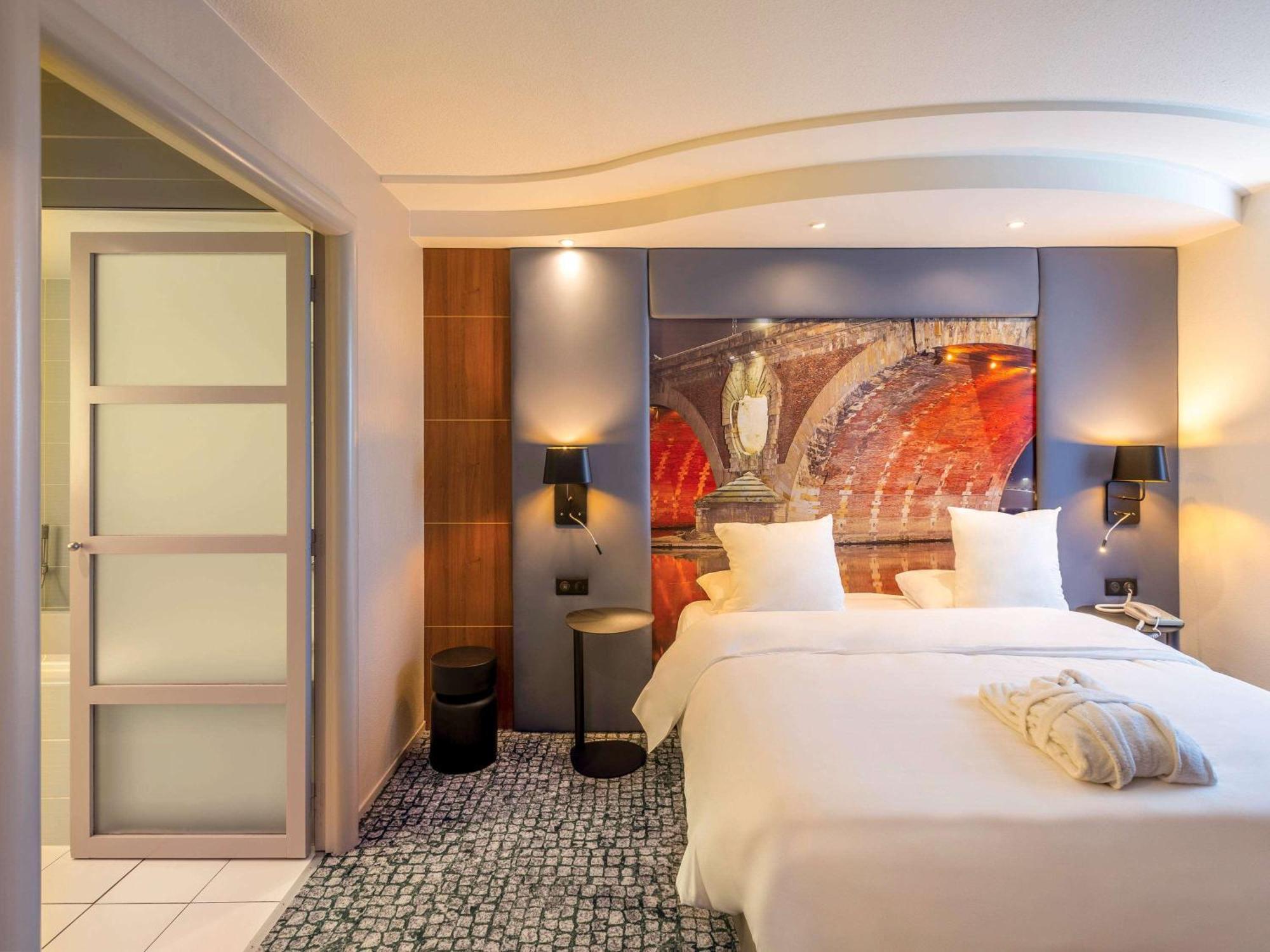 Hotel Mercure Centre Compans